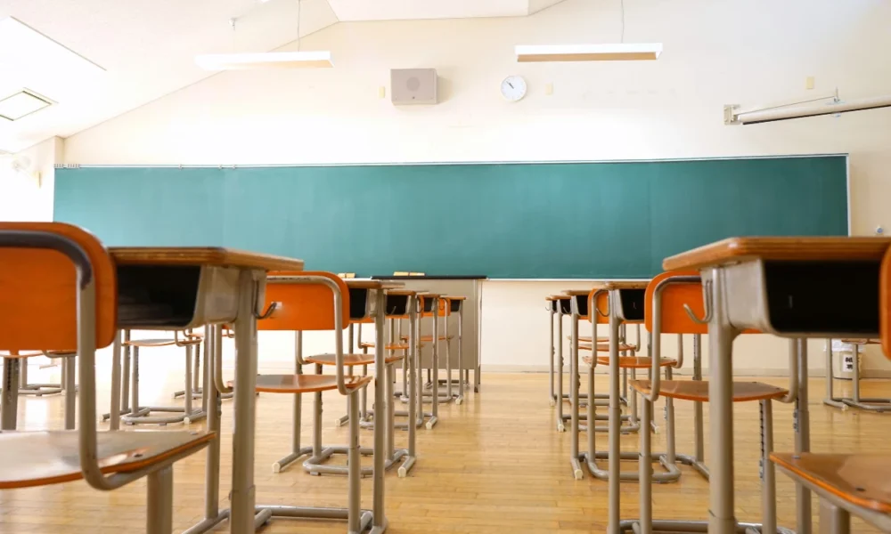 2 Tahun Belajar Lesehan, Akhirnya Siswa SMKN 8 Tangsel Dapat Bantuan Meja dan Kursi