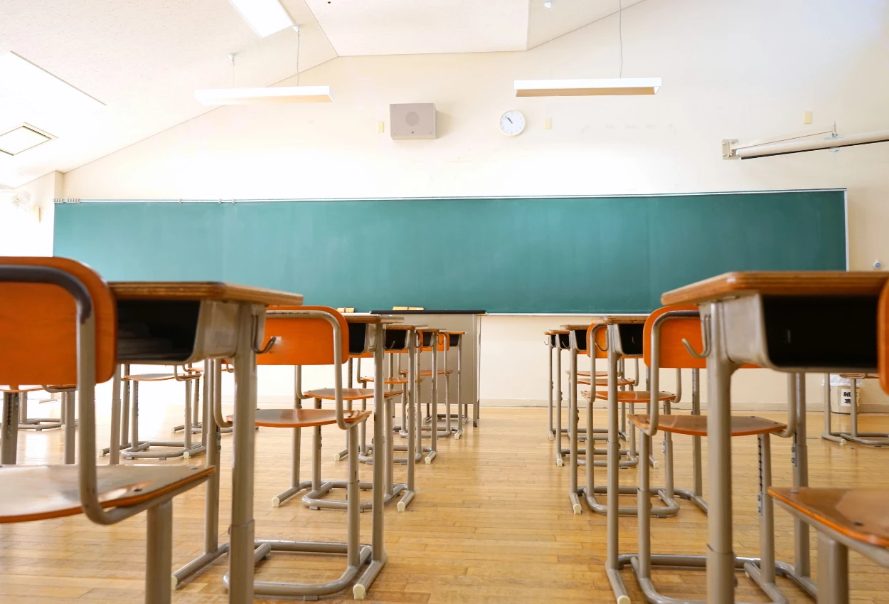 2 Tahun Belajar Lesehan, Akhirnya Siswa SMKN 8 Tangsel Dapat Bantuan Meja dan Kursi