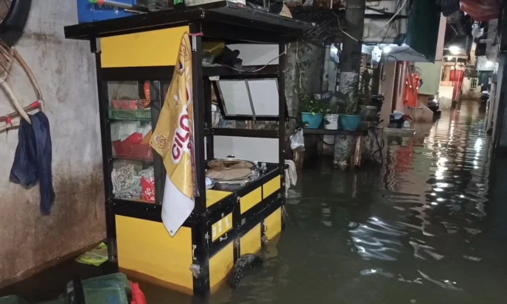 Luapan kali angke rendam 450 kk di rawa buaya, warga bertahan tanpa posko atau evakuasi