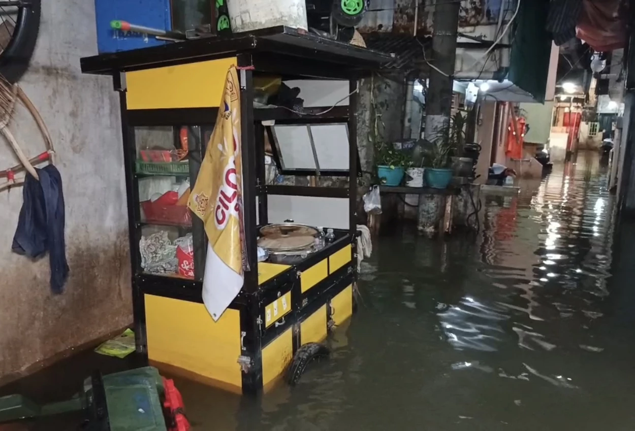 Luapan kali angke rendam 450 kk di rawa buaya, warga bertahan tanpa posko atau evakuasi