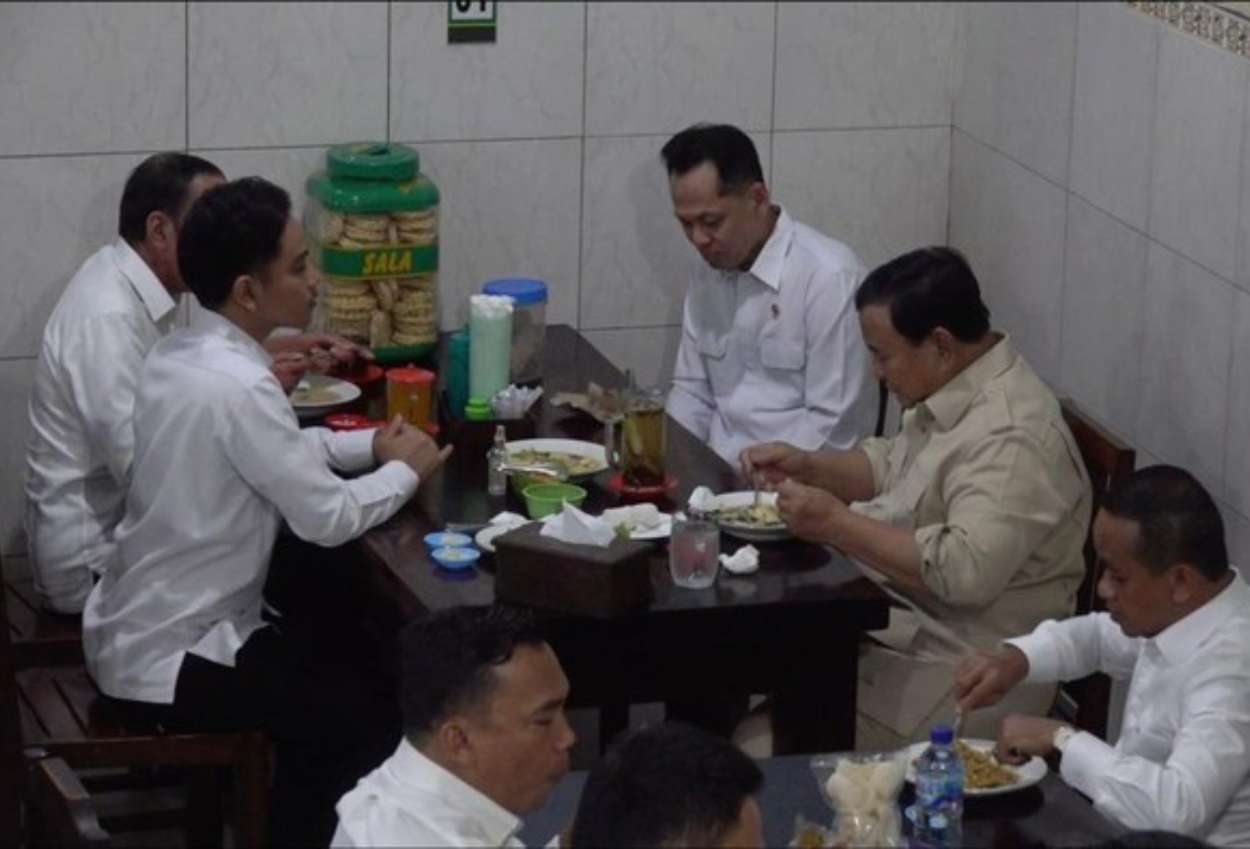 Intip Momen Hangat Prabowo, Jokowi, dan Gibran Makan Bersama di Warung Bakmi Jawa Solo