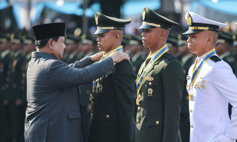 Lantik 2.000 Perwira TNI dan Polri, Prabowo: Berbaktilah dengan Sebaik-baiknya