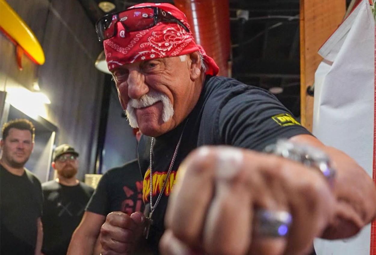 Pegulat Legendaris WWE Hulk Hogan Meninggal Dunia