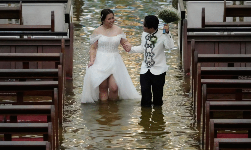 Pengantin di Filipinia Tetap Lanjutkan Acara Nikah meski Gereja Kebanjiran