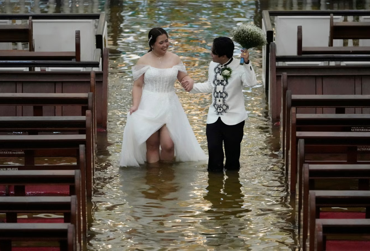 Pengantin di Filipinia Tetap Lanjutkan Acara Nikah meski Gereja Kebanjiran