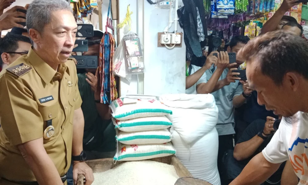 Marak beredar beras oplosan, wali kota bogor sidak pasar gembrong sukasari