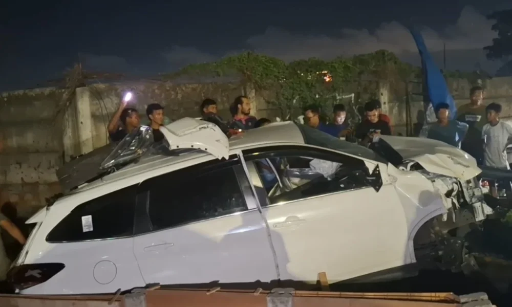Nekat terobos perlintasan, minibus ringsek tertabrak krl jurusan duri tangerang