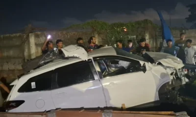 Nekat terobos perlintasan, minibus ringsek tertabrak krl jurusan duri tangerang