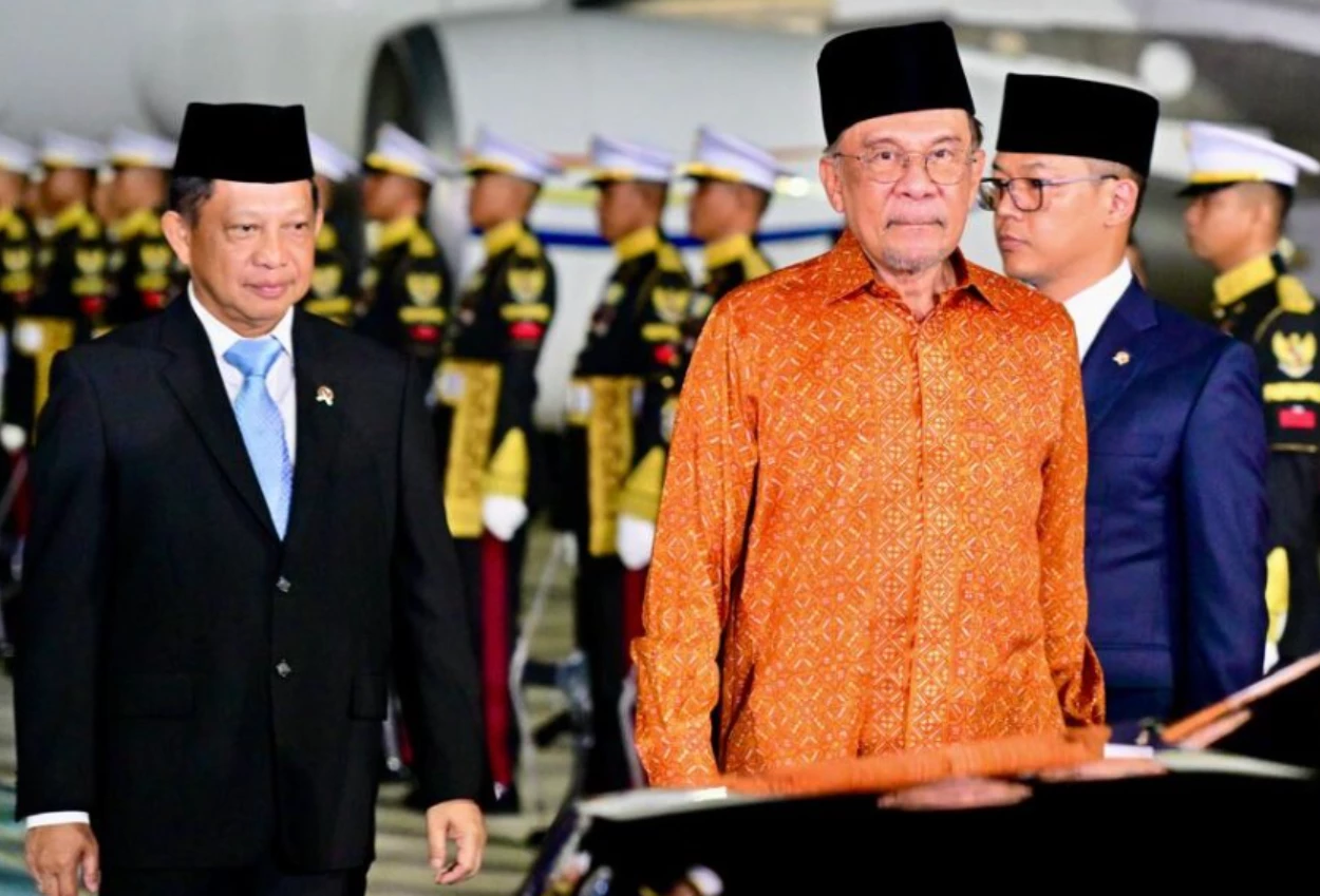 Pm anwar ibrahim kunjungi indonesia di tengah desakan mundur dari warga malaysia