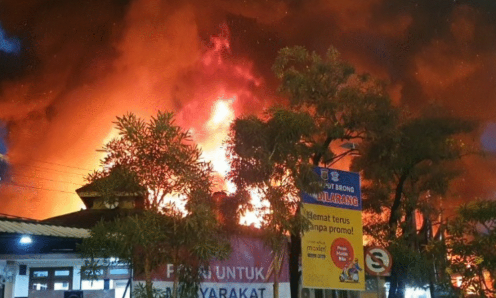 Pasar Taman Puring Ludes Terbakar, 34 Unit Mobil Damkar Dikerahkan