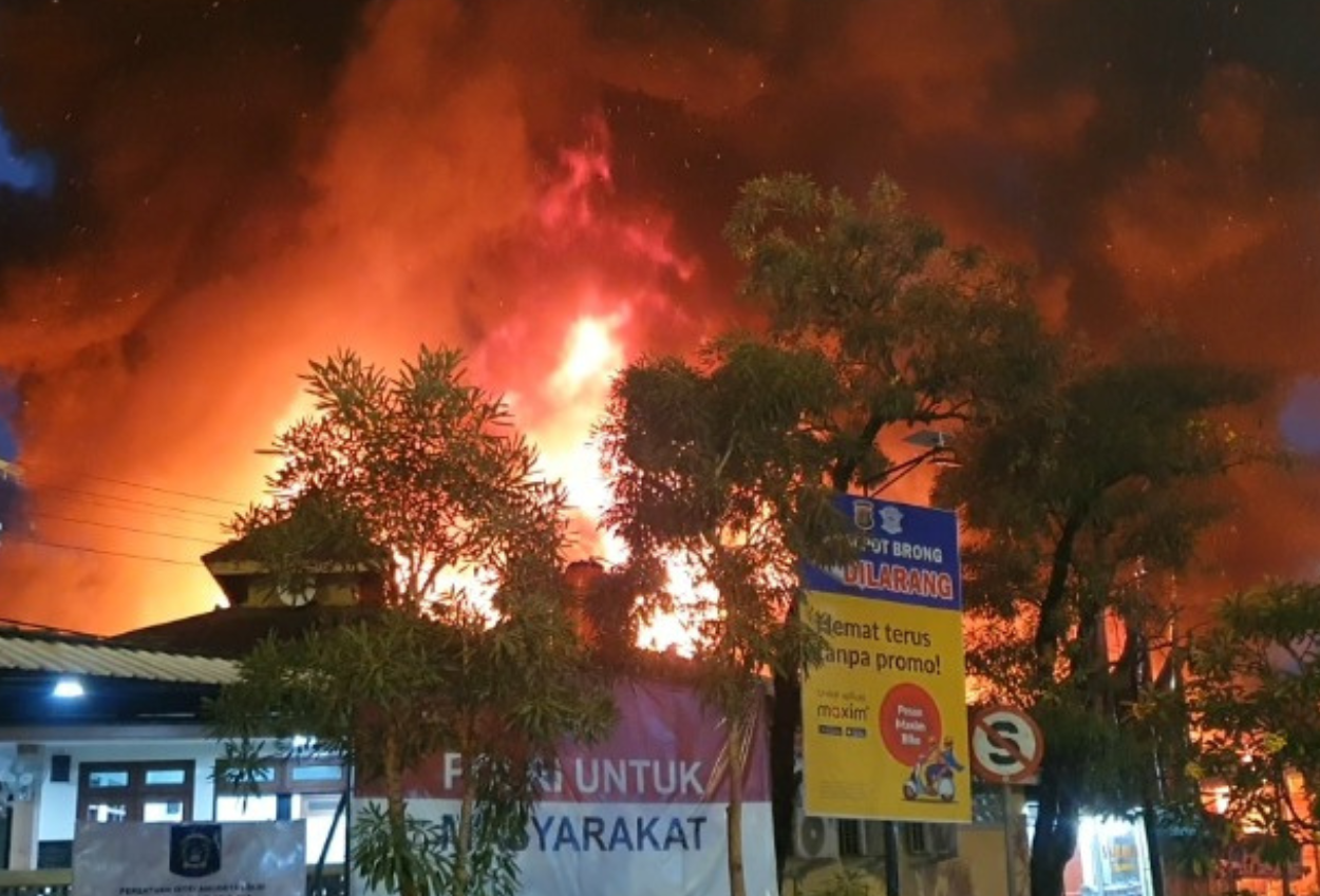 Pasar Taman Puring Ludes Terbakar, 34 Unit Mobil Damkar Dikerahkan