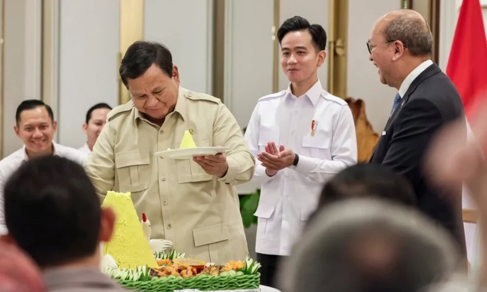Prabowo dan gibran potong tumpeng resmikan wisma danantara