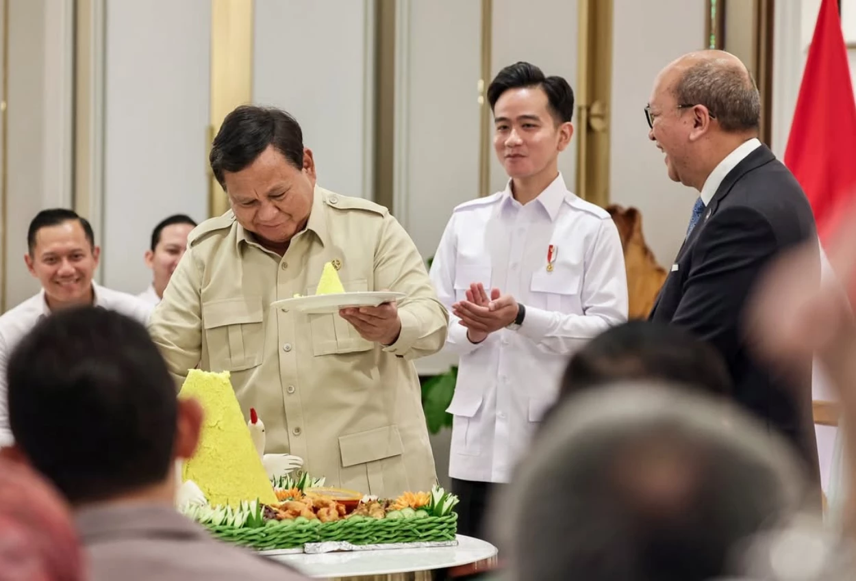 Prabowo dan gibran potong tumpeng resmikan wisma danantara