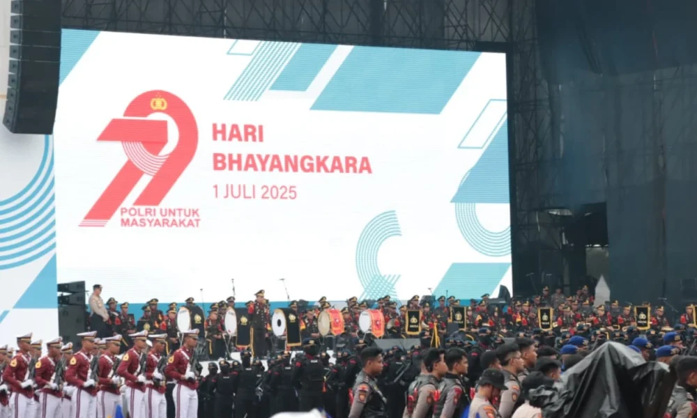 Rayakan hut bhayangkara ke 79, ribuan warga padati kawasan monas