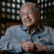 Rayakan ulang tahun dengan bersepeda, eks pm malaysia dilarikan ke rumah sakit karena kelelahan
