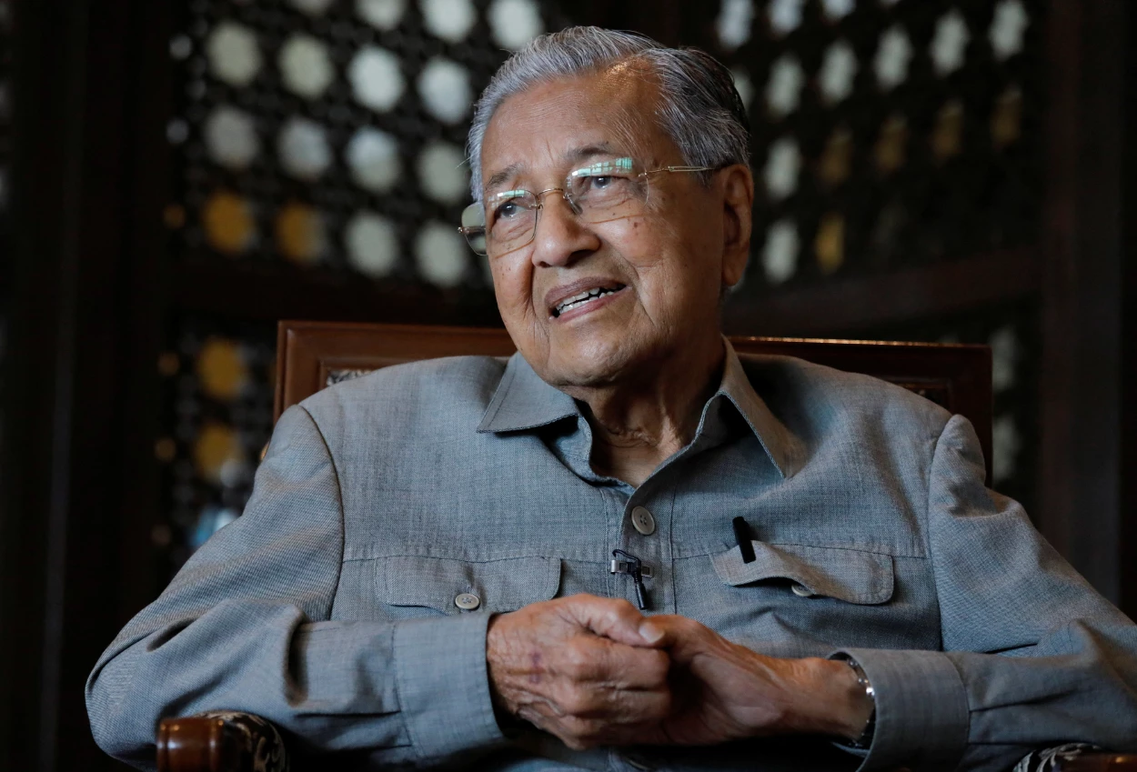 Rayakan ulang tahun dengan bersepeda, eks pm malaysia dilarikan ke rumah sakit karena kelelahan