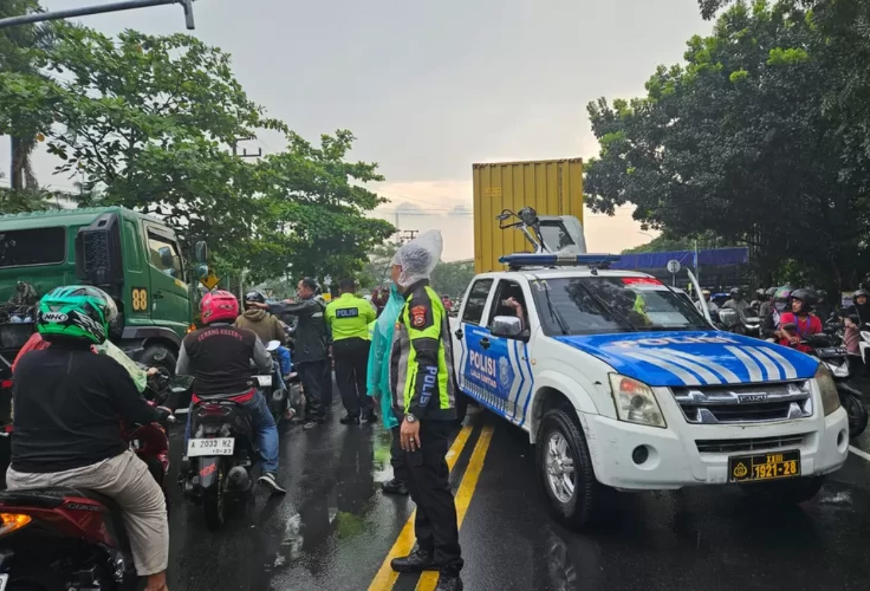 Tabrakan maut dua truk tronton di serang, sopir asal lebak dikabarkan tewas
