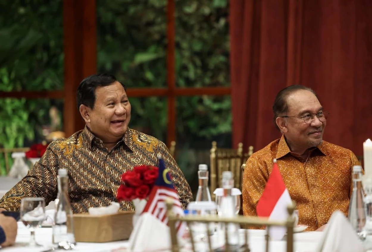 Tiba di Indonesia, PM Anwar Ibrahim Disambut Prabowo dengan Makan Malam di Kediamannya