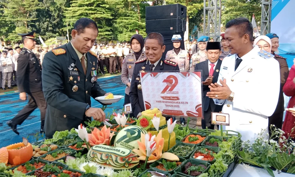 Upacara hut bhayangkara ke 79 di bogor meriah, warga antusias padati lapangan sempur