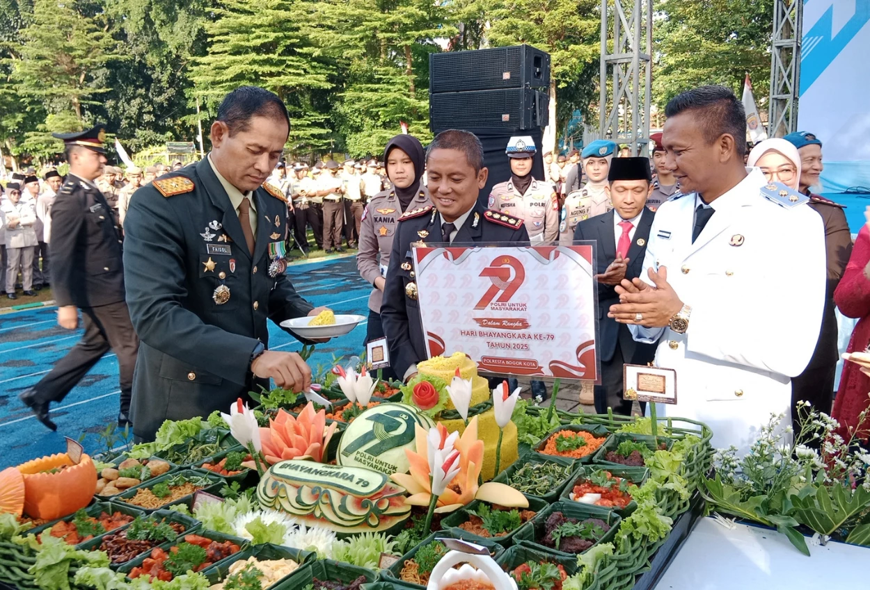 Upacara hut bhayangkara ke 79 di bogor meriah, warga antusias padati lapangan sempur
