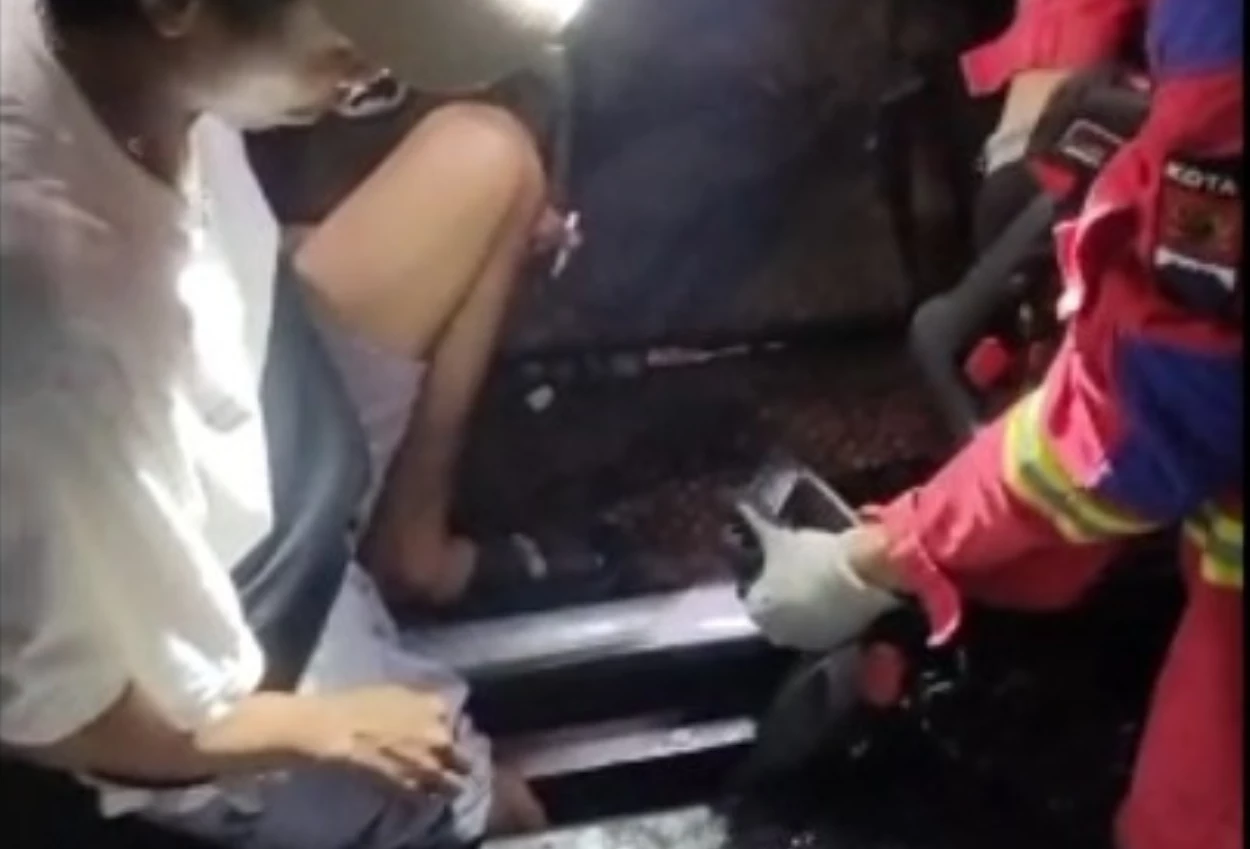 Wisatawan asal sulawesi terperosok di rel kereta alun alun bogor saat cari makan