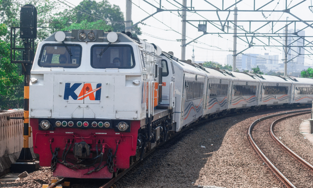 12 perjalanan kereta api dari pasar senen berhenti luar biasa di jatinegara hari ini
