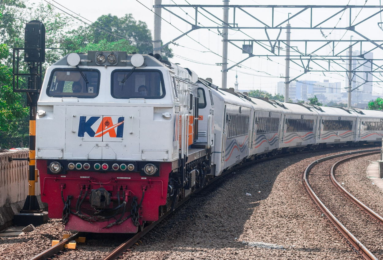 12 perjalanan kereta api dari pasar senen berhenti luar biasa di jatinegara hari ini
