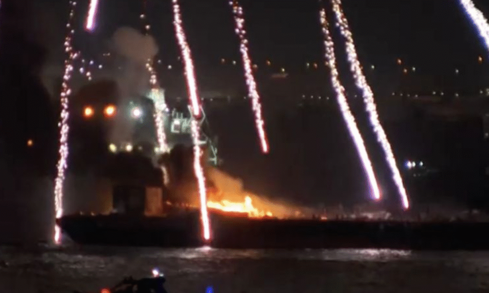 2 kapal pengangkut kembang api terbakar saat festival di jepang