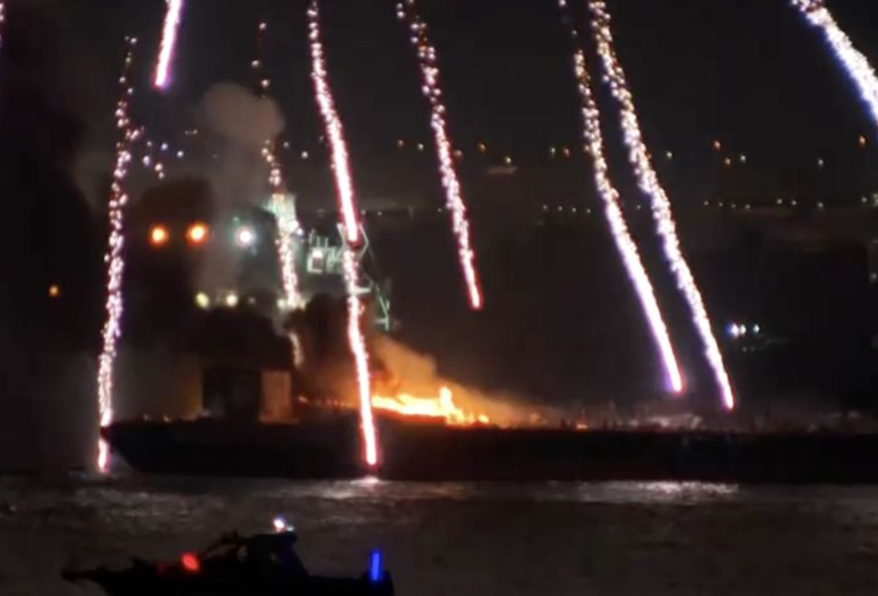 2 kapal pengangkut kembang api terbakar saat festival di jepang