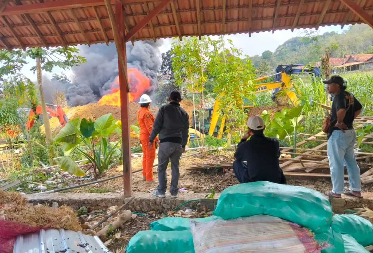 Api dari ledakan sumur minyak di blora belum padam