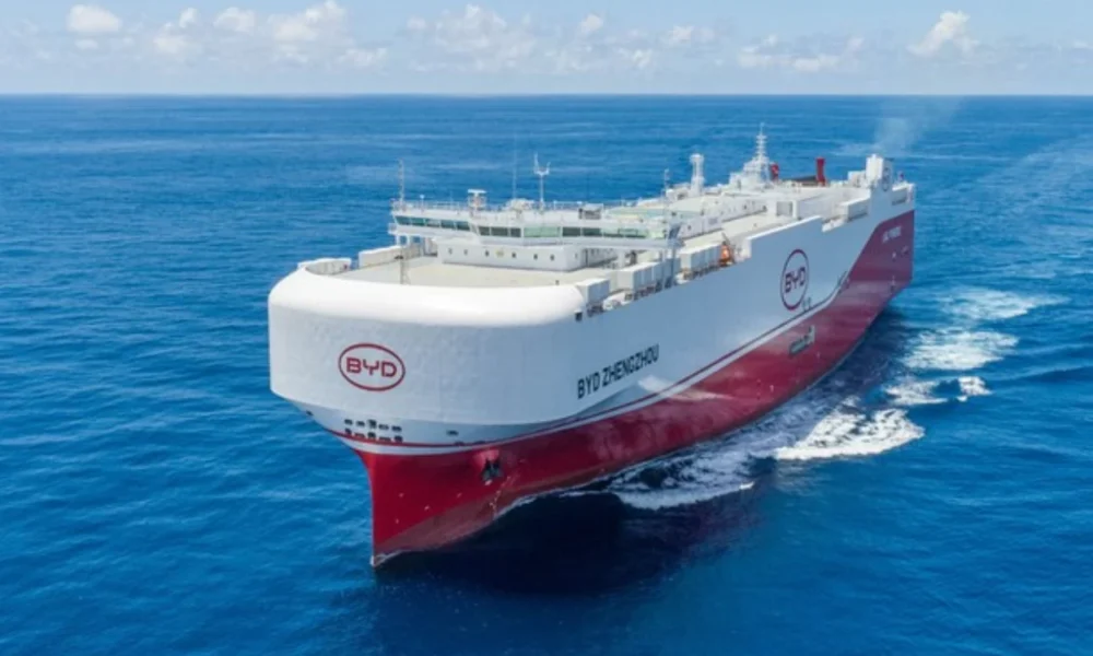 Byd zhengzhou, kapal raksasa pengangkut 7.000 mobil yang bersandar di pelabuhan jakarta