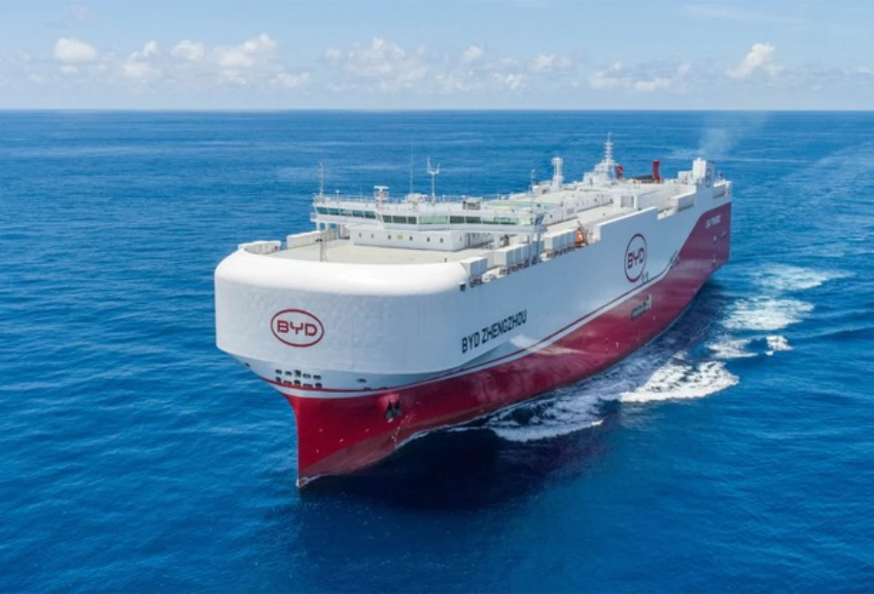 Byd zhengzhou, kapal raksasa pengangkut 7.000 mobil yang bersandar di pelabuhan jakarta