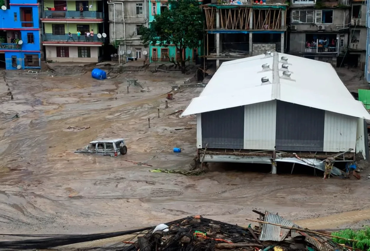 Banjir bandang terjang india, 4 tewas dan puluhan orang hilang