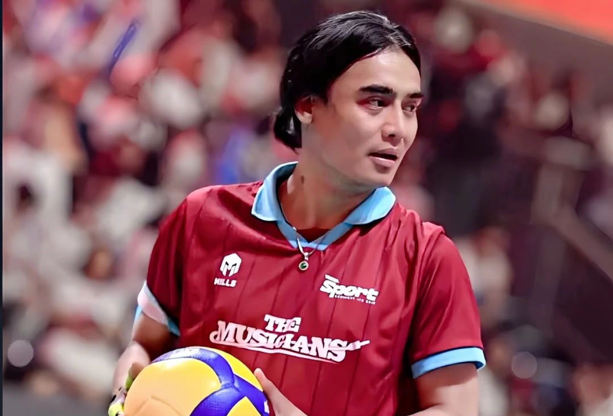 Bebaskan royalti, charly van houtten beri hadiah untuk kaferesto yang putar dan bawakan lagunya