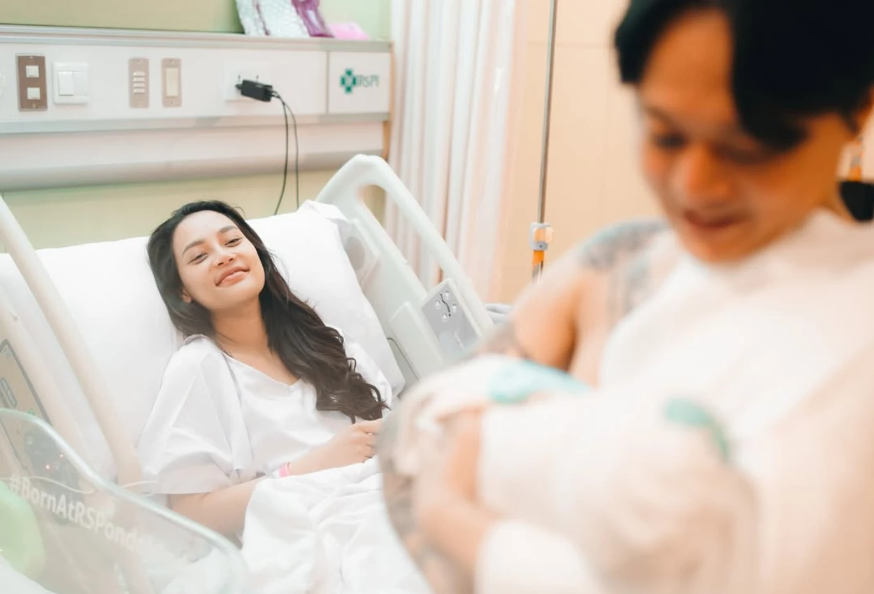 Bukan ayah kandung, nama raxy dari dj bravy disematkan ke anak erika carlina