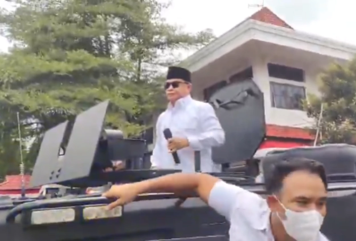Bupati pati dilempar sandal oleh warga saat minta maaf terkait kenaikan pbb