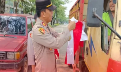 Cegah tren bendera one piece, polsek cisauk bagikan 50 bendera merah putih sambut hut ri ke 80