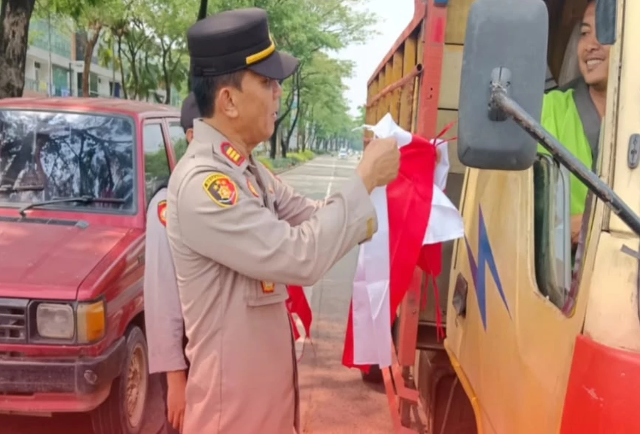Cegah tren bendera one piece, polsek cisauk bagikan 50 bendera merah putih sambut hut ri ke 80