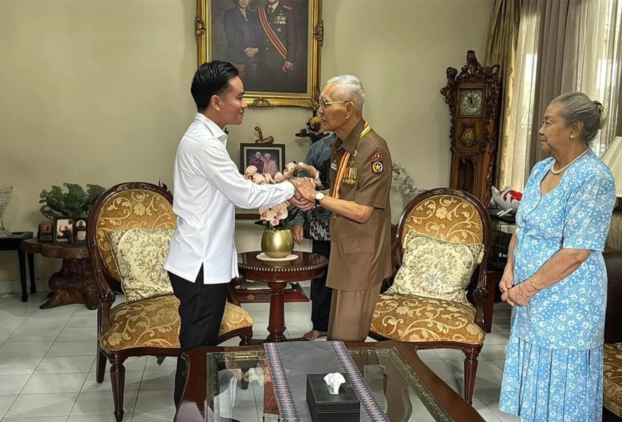 Datangi langsung try sutrisno, gibran rakabuming silaturahmi dan berikan undangan hut ri