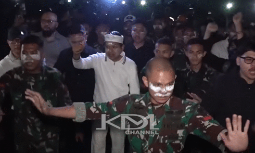 Dedi mulyadi temui pendemo di gedung dprd jabar