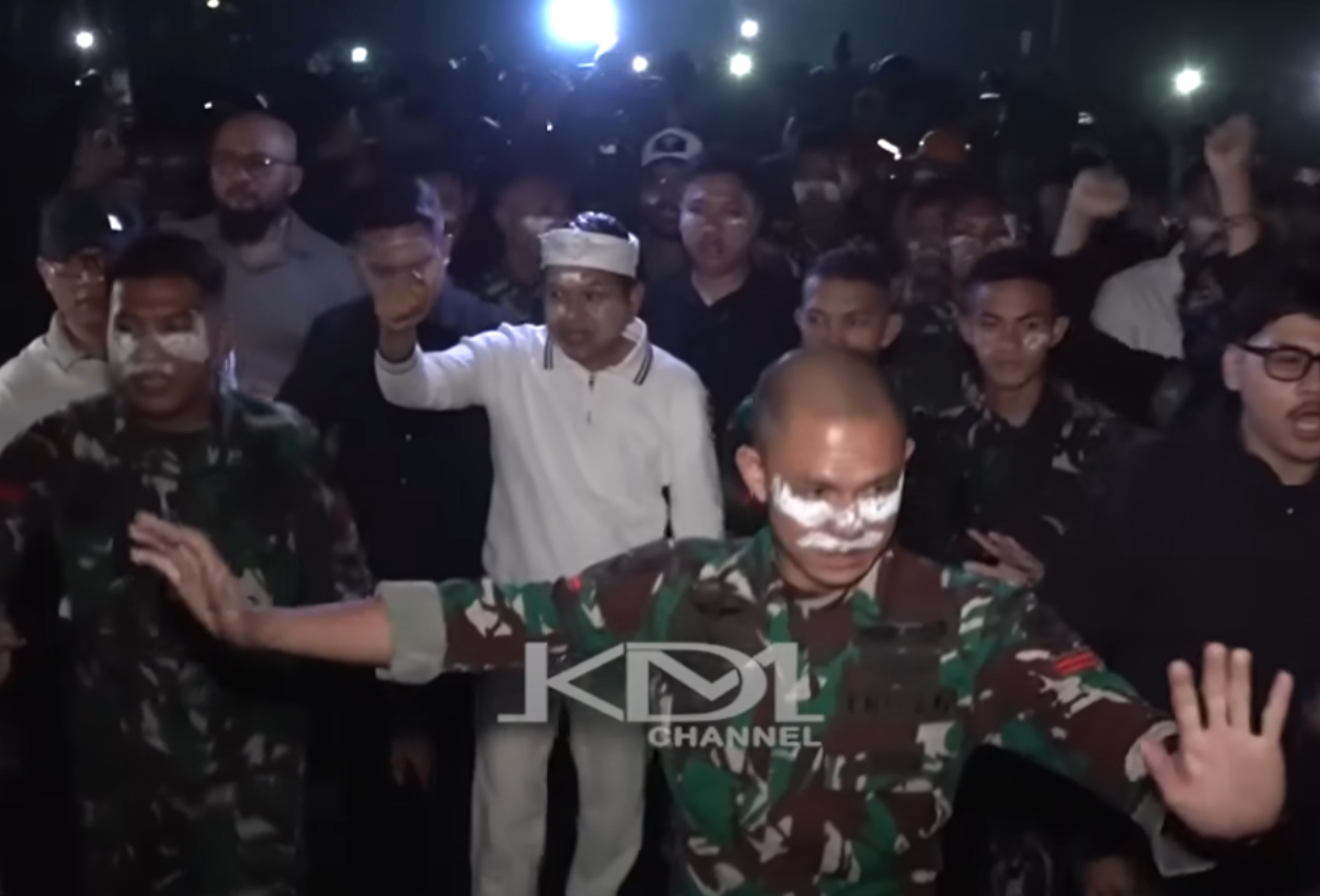Dedi mulyadi temui pendemo di gedung dprd jabar