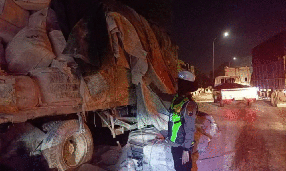 Detik detik kecelakaan beruntun truk dan mobil di tol gayamsari semarang