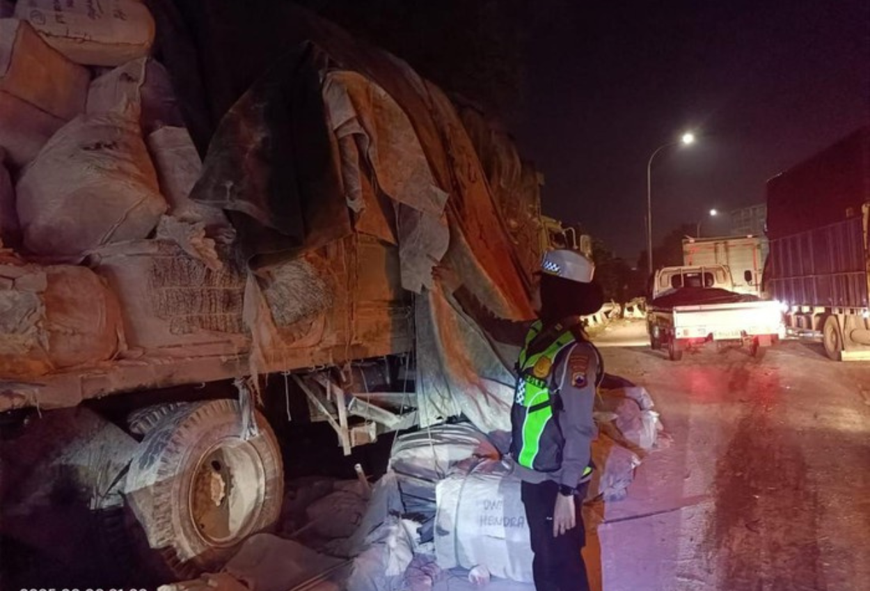 Detik detik kecelakaan beruntun truk dan mobil di tol gayamsari semarang