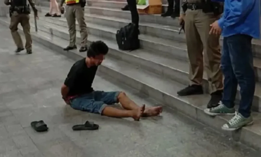 Dua turis malaysia dibakar eks petinju thailand di depan mal