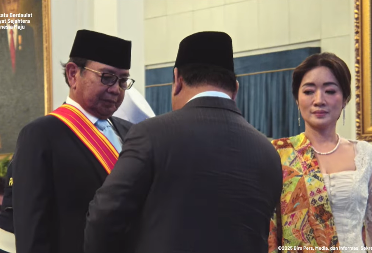 Eks terpidana korupsi, burhanuddin abdullah terima bintang mahaputera dari prabowo