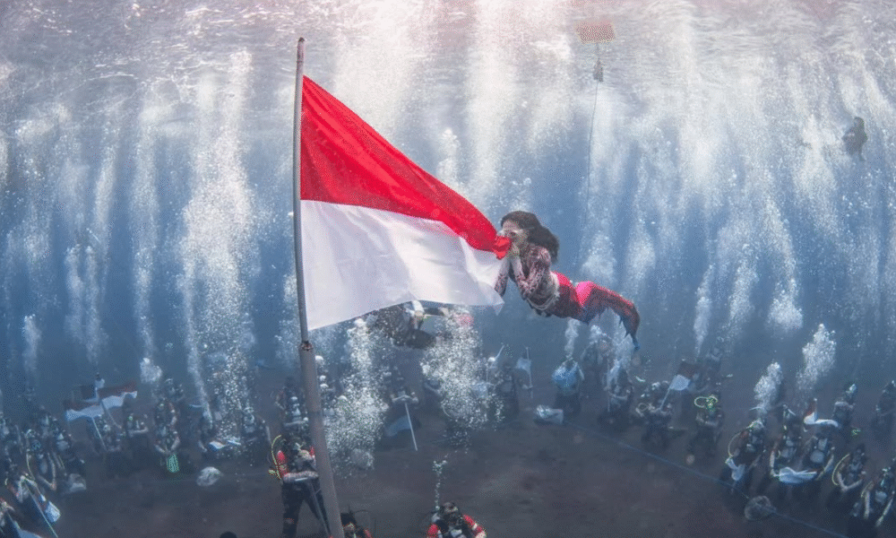 Gubernur maluku utara, sherly tjoanda kibarkan bendera merah putih di bawah laut (1)