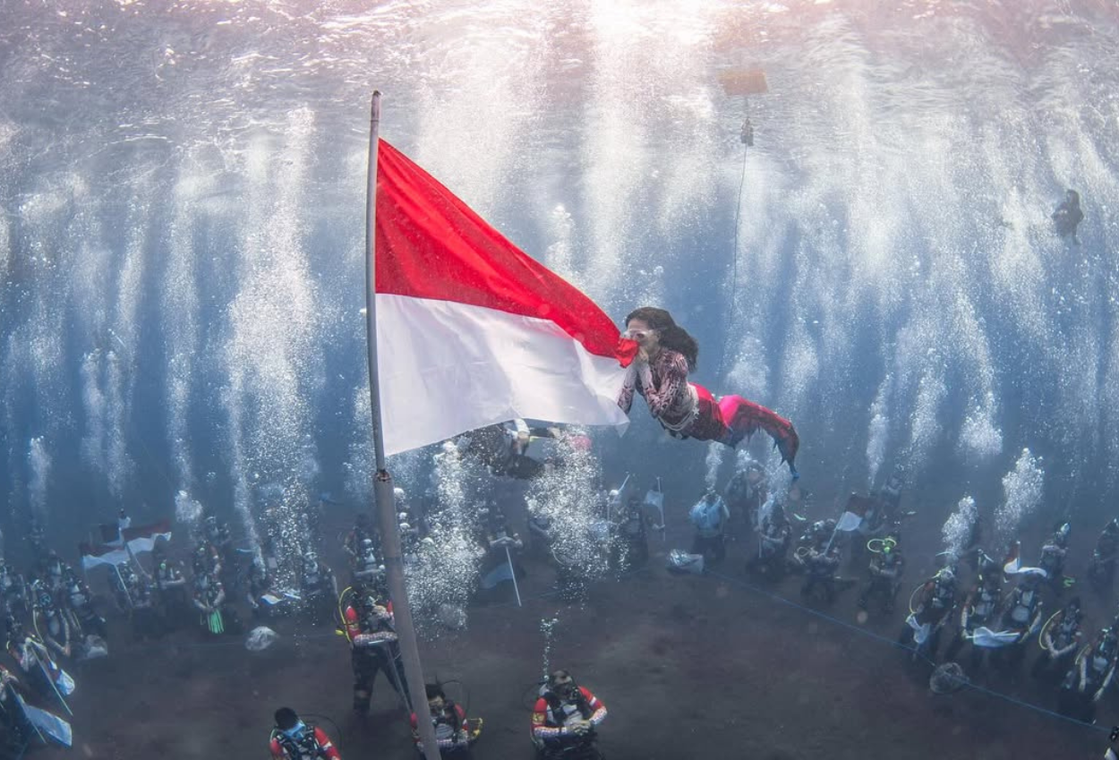 Gubernur maluku utara, sherly tjoanda kibarkan bendera merah putih di bawah laut (1)