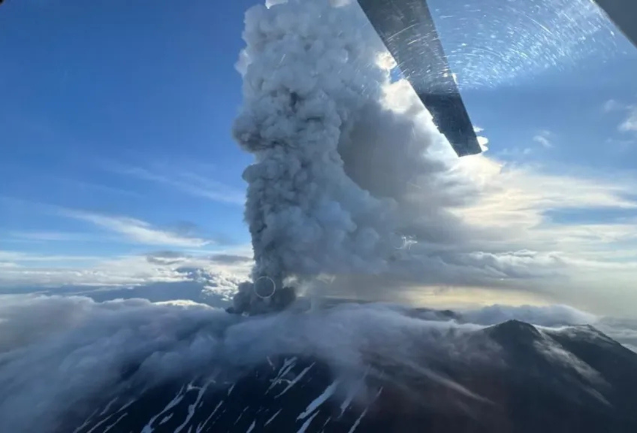 Gunung di rusia meletus untuk pertama kalinya usai 'tidur' selama lebih dari 500 tahun