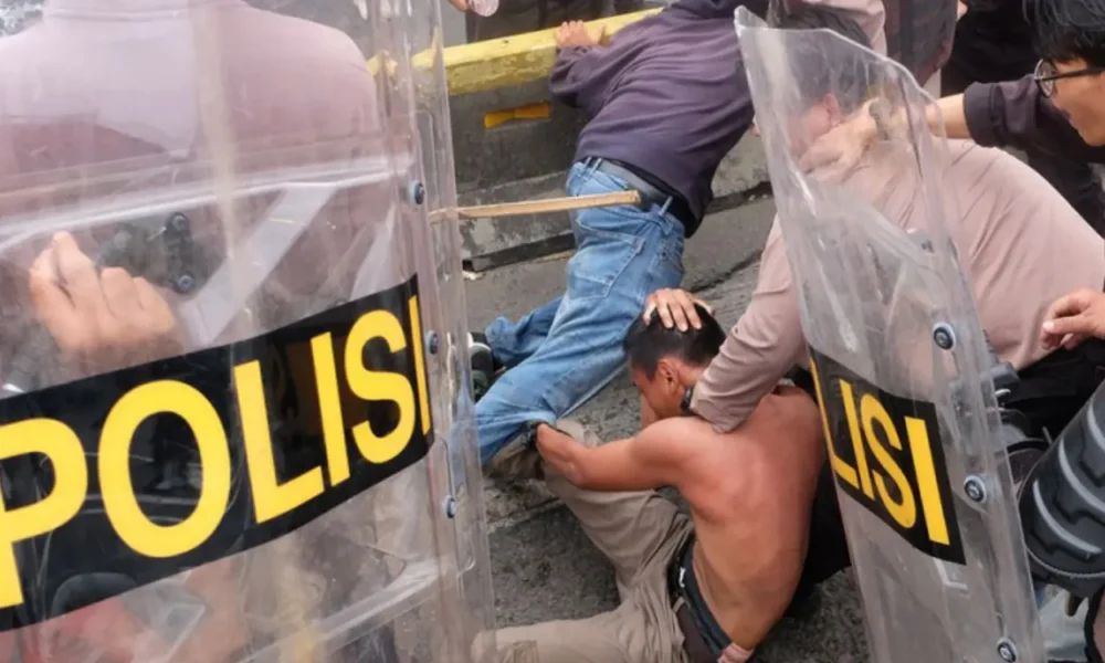 Icw polisi gelontorkan rp3,8 triliun untuk persenjatai anggota dalam menangani massa aksi