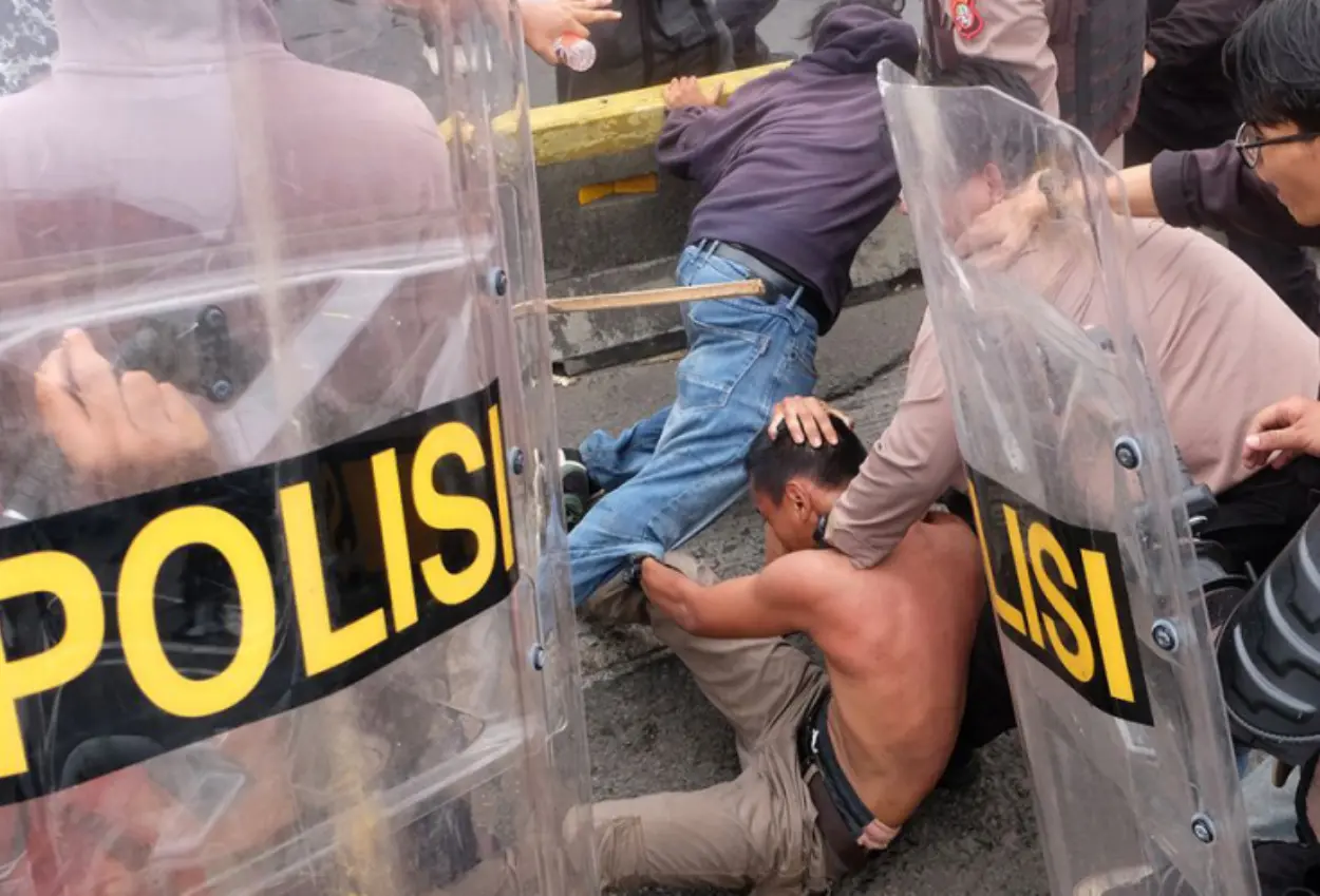 Icw polisi gelontorkan rp3,8 triliun untuk persenjatai anggota dalam menangani massa aksi